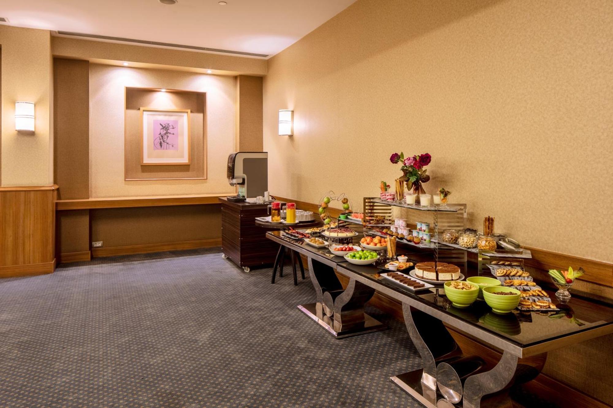Holiday Inn Sisli By Ihg Istanbul Exterior foto