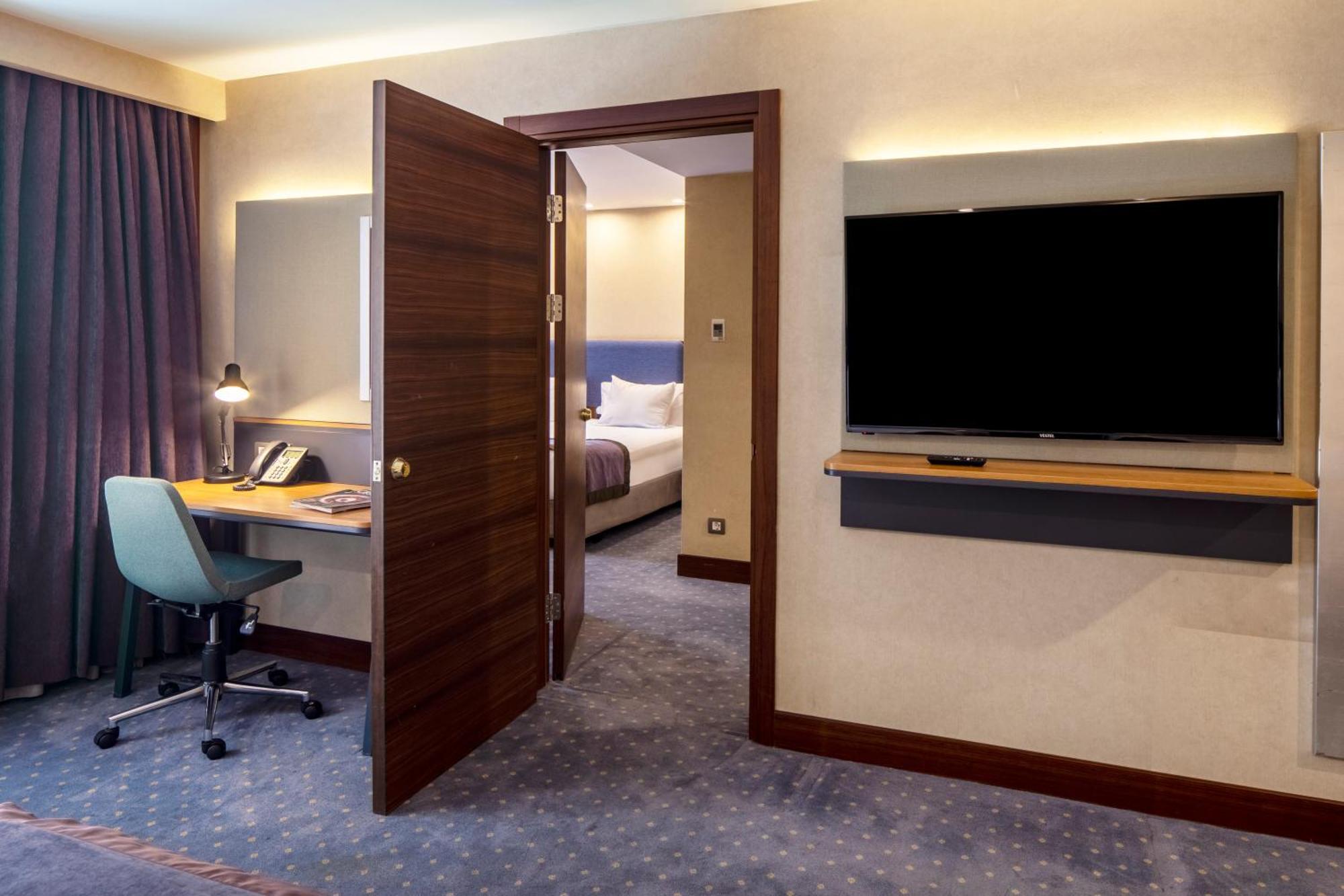 Holiday Inn Sisli By Ihg Istanbul Exterior foto