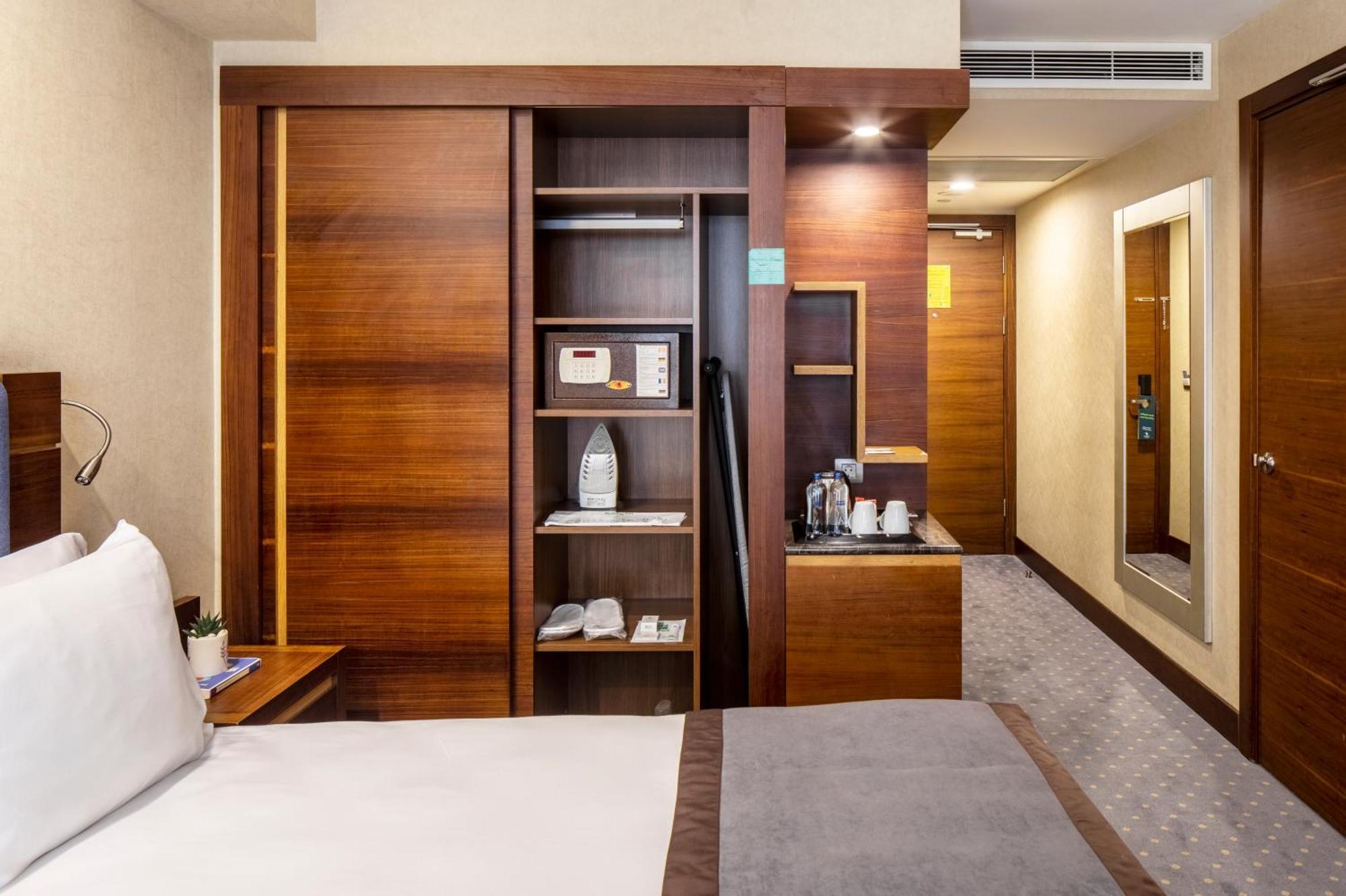 Holiday Inn Sisli By Ihg Istanbul Exterior foto
