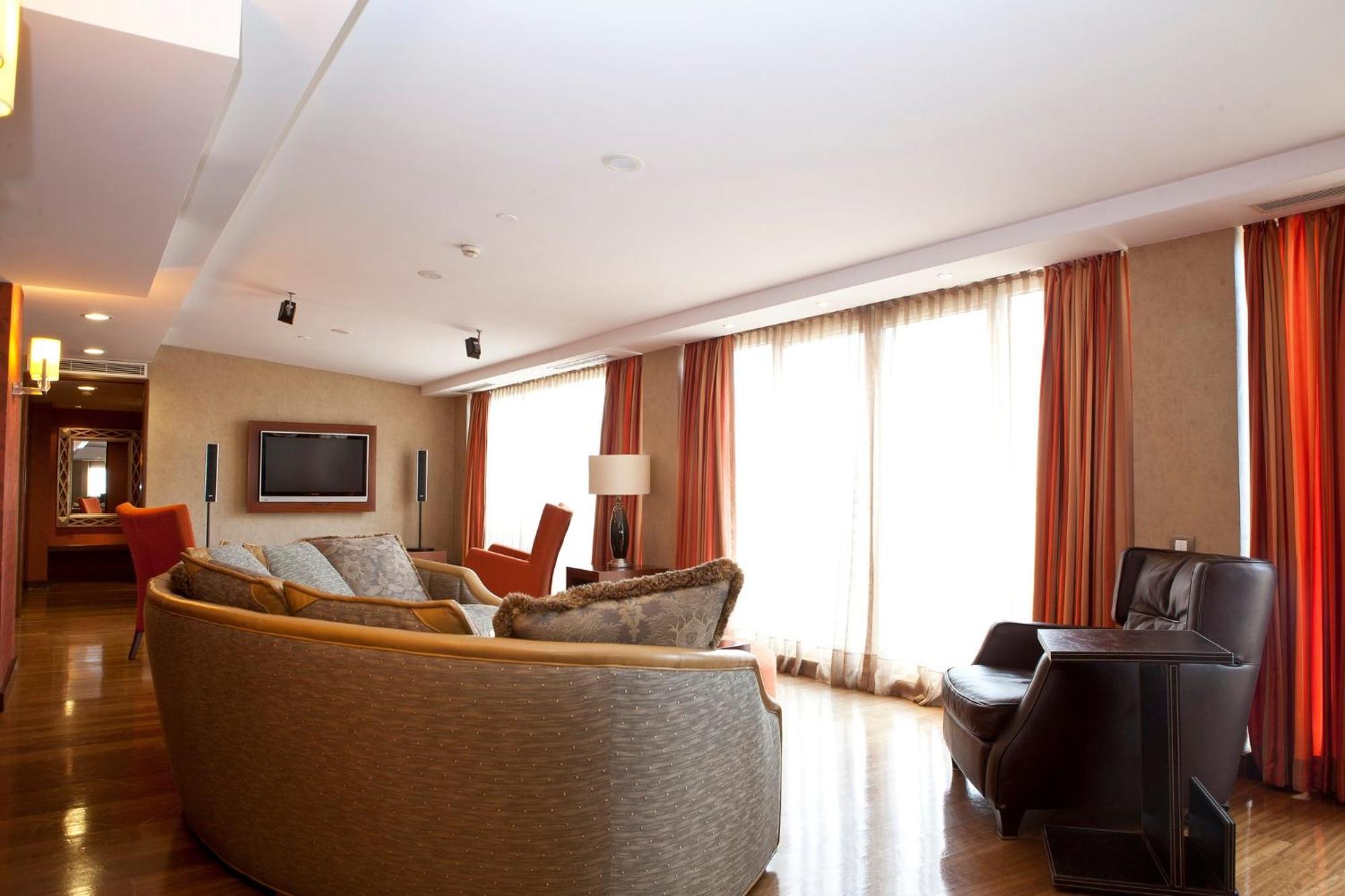 Holiday Inn Sisli By Ihg Istanbul Exterior foto