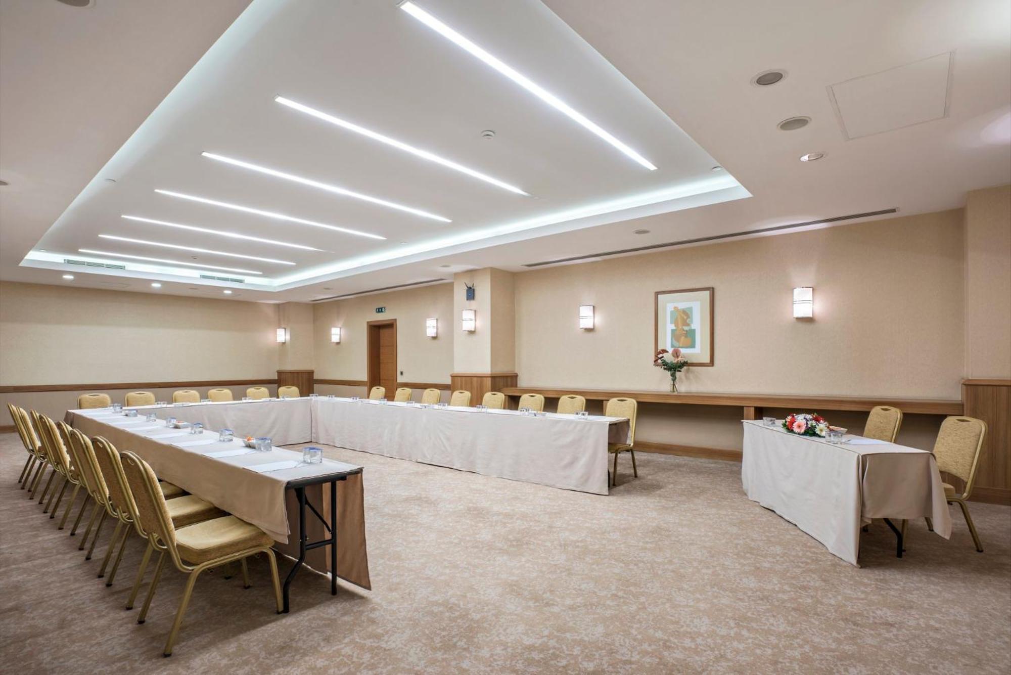Holiday Inn Sisli By Ihg Istanbul Exterior foto