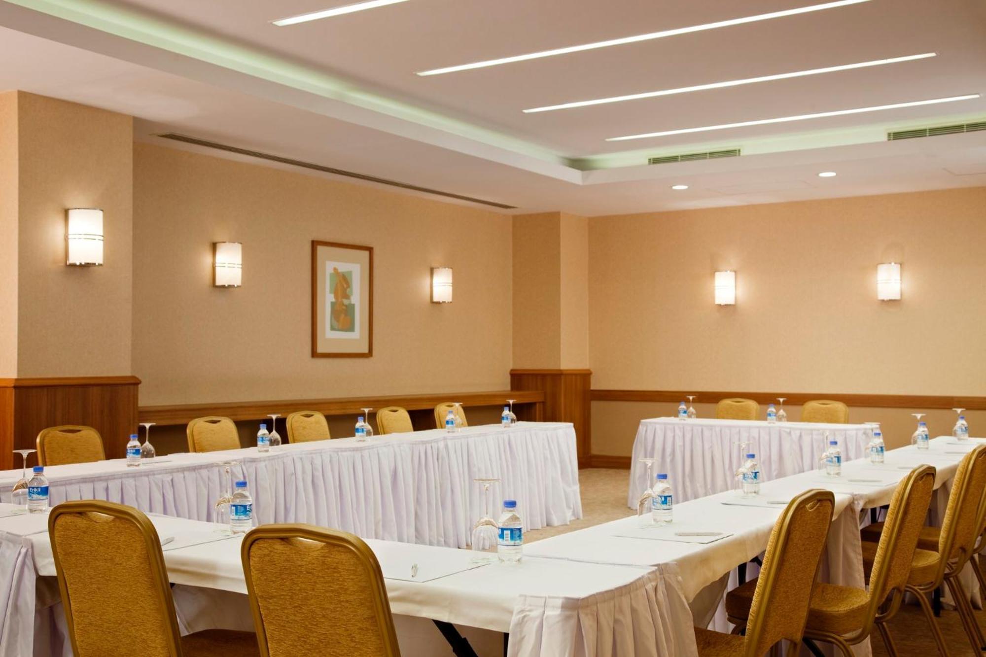 Holiday Inn Sisli By Ihg Istanbul Exterior foto