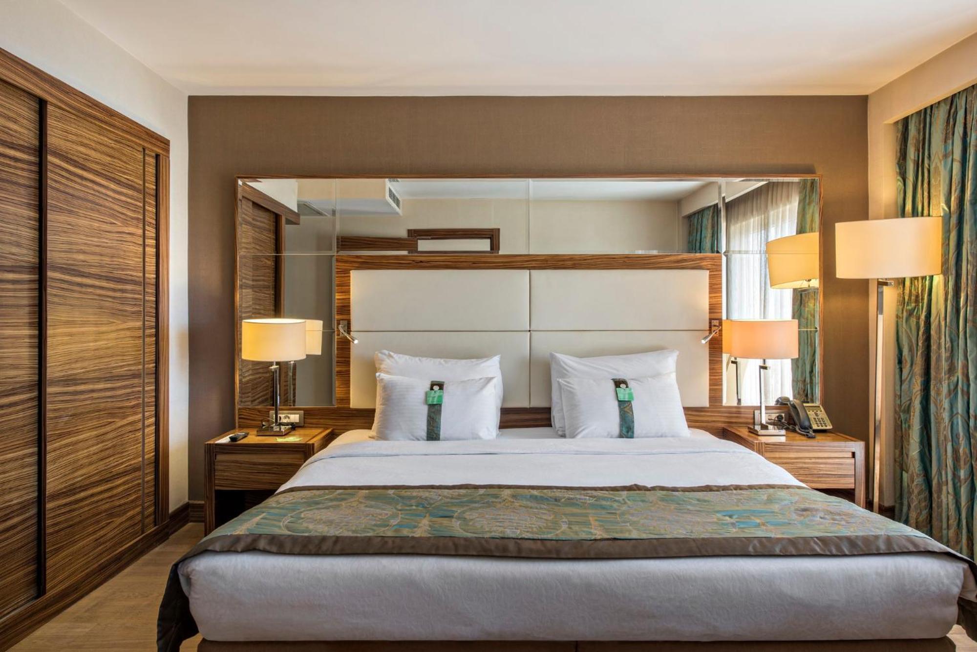 Holiday Inn Sisli By Ihg Istanbul Exterior foto
