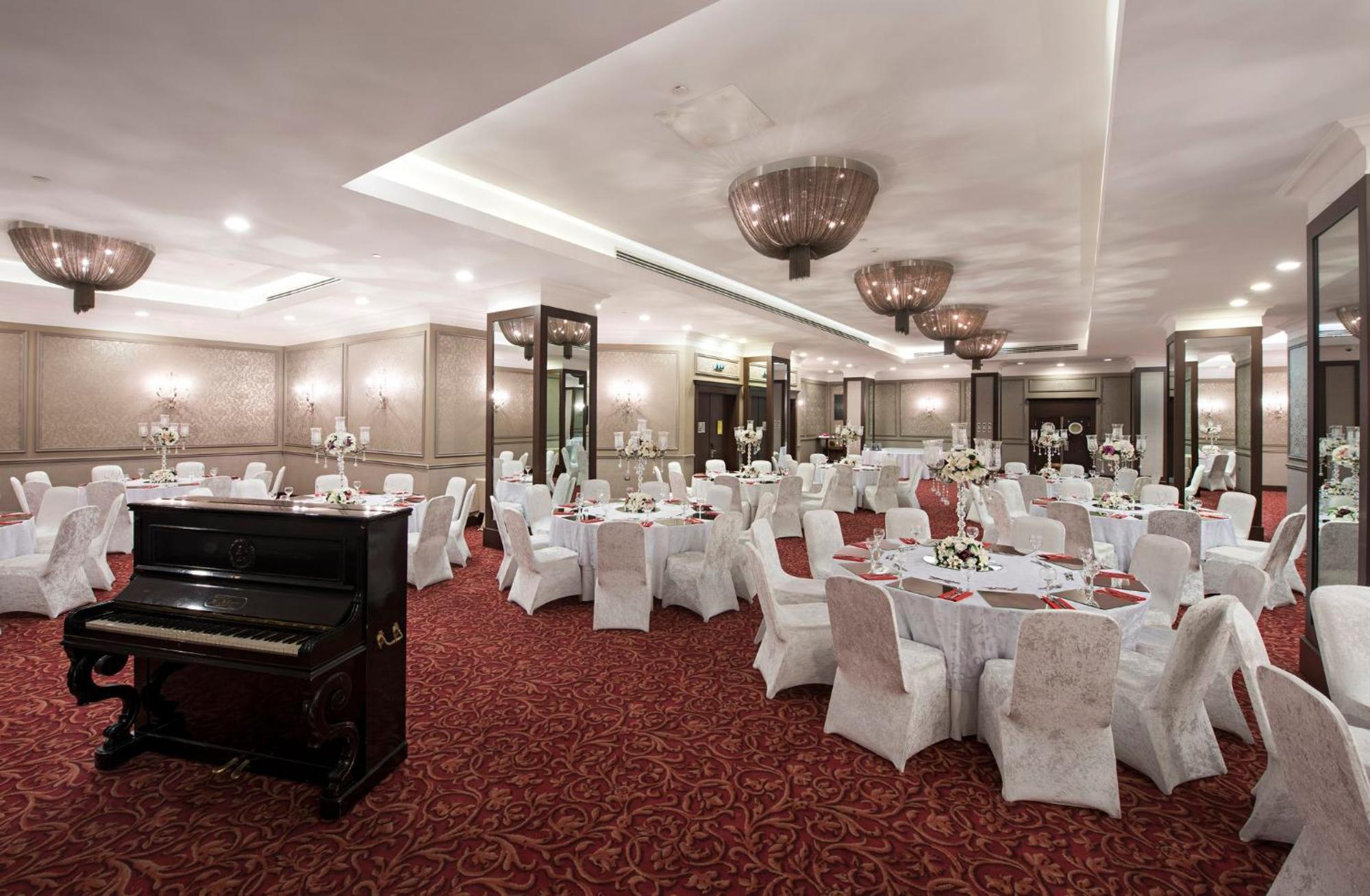 Holiday Inn Sisli By Ihg Istanbul Exterior foto