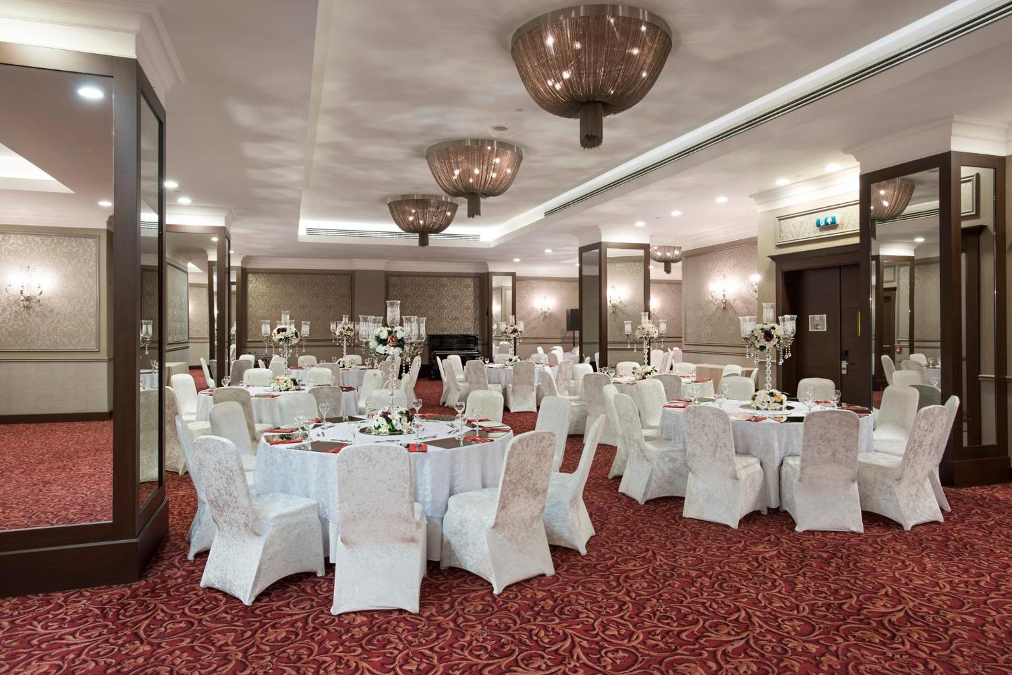 Holiday Inn Sisli By Ihg Istanbul Exterior foto