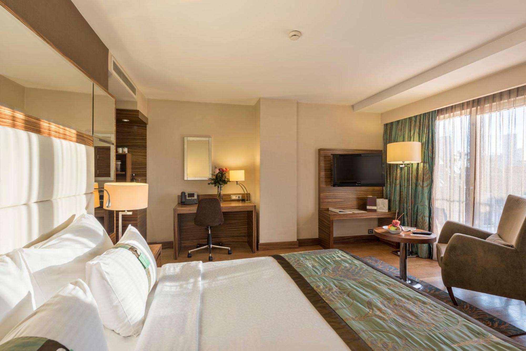Holiday Inn Sisli By Ihg Istanbul Exterior foto