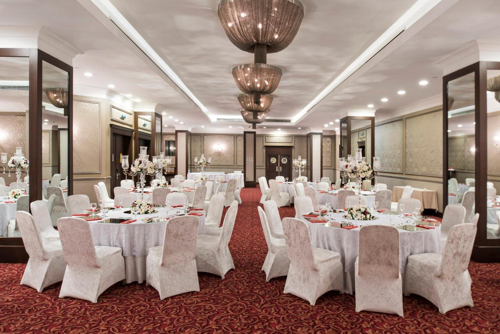 Holiday Inn Sisli By Ihg Istanbul Exterior foto