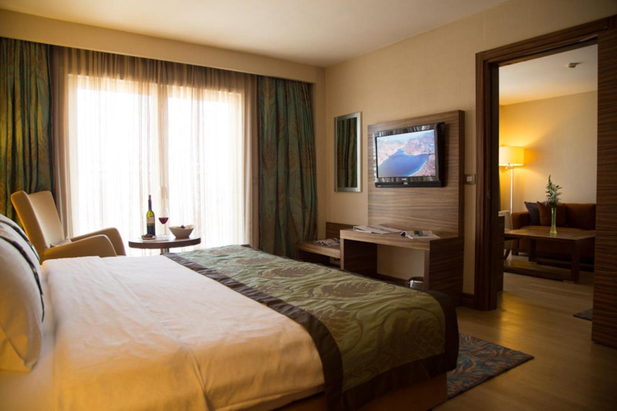 Holiday Inn Sisli By Ihg Istanbul Exterior foto